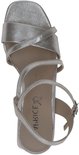 Zilverkleurige sandalen, van bovenaf gezien, met gekruiste bandjes, enkelband en blokhak.