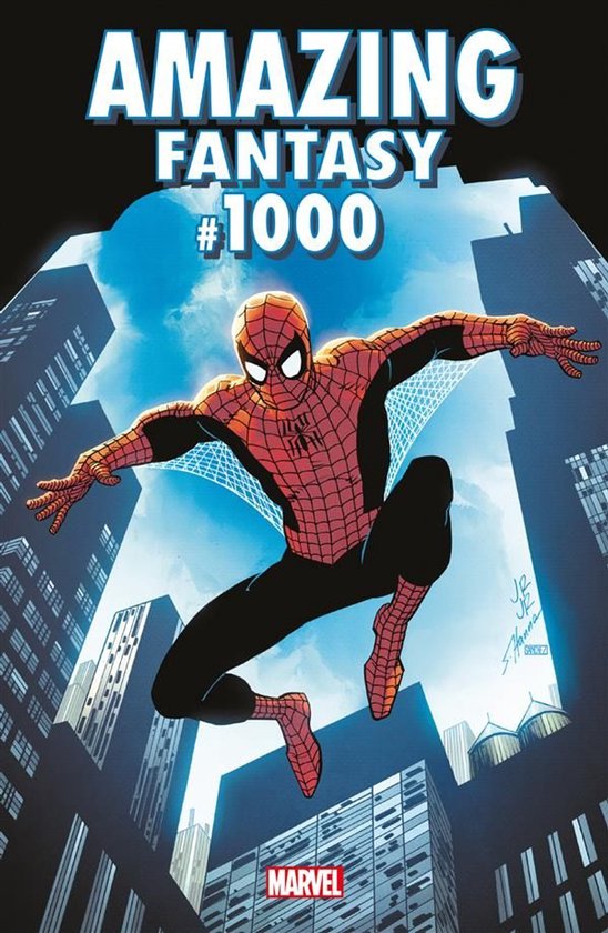 Spider-Man, dans son costume classique rouge et bleu, se balance dans les airs entre de hauts immeubles, avec le texte "AMAZING FANTASY #1000".