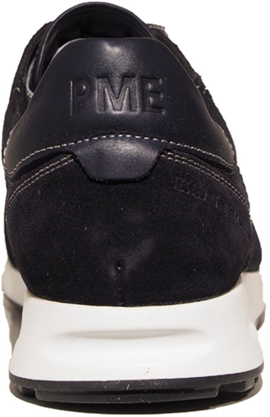 Achterkant van een donkerblauwe PME Legend sneaker met logo 'PME' op de hiel.