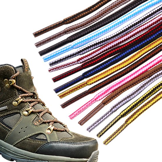 Een wandelschoen met bruine veters en ernaast tien gekleurde ronde schoenveters.