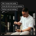 Man met witte T-shirt meet pre-workout poeder af uit pot van XXL Nutrition Black Label. Ideaal voor training.