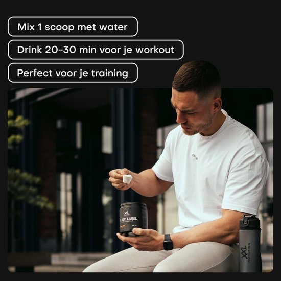 Man met witte T-shirt meet pre-workout poeder af uit pot van XXL Nutrition Black Label. Ideaal voor training.