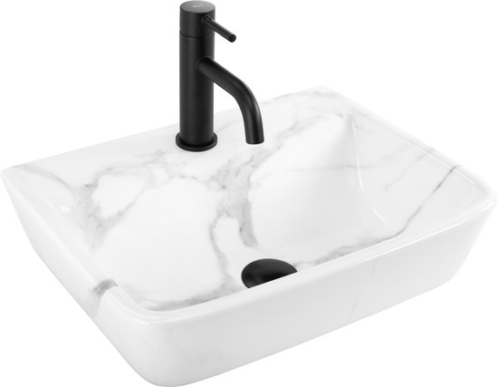 Witte opzetwastafel met grijze marmerlook en een zwarte kraan, geïsoleerd op zwarte achtergrond.