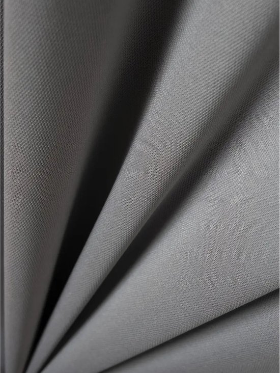Gedetailleerde close-up van de textuur van grijs poloshirt stof.