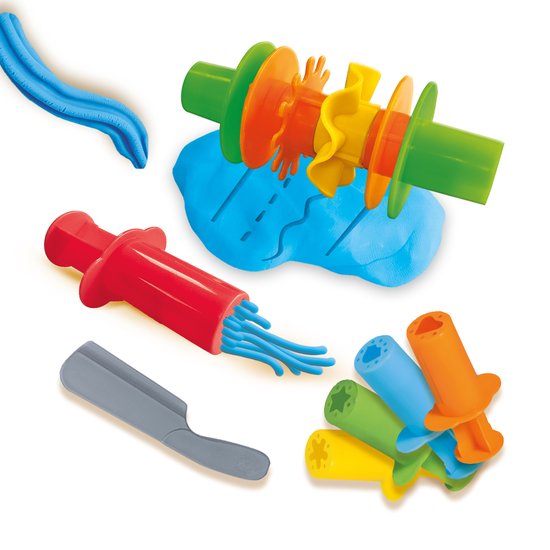 Kleiset met blauwe klei, rode kleispuit, grijze stempel, wieltjes met tandwielen en vormpjes in geel, groen, oranje en blauw.