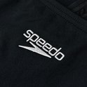 Close-up van zwarte stof met geborduurd Speedo logo.