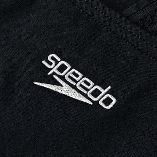 Close-up van zwarte stof met geborduurd Speedo logo.