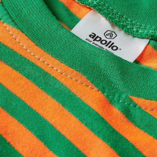 Close-up van de nekband van een oranje en groen gestreept T-shirt met een Apollo-label.