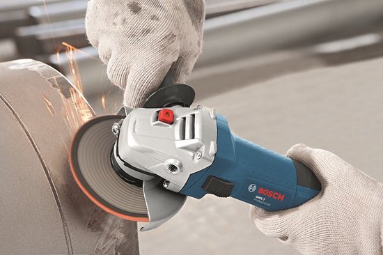 Blauwe en zilverkleurige haakse slijper van Bosch Professional, gebruikt door iemand met witte handschoenen.