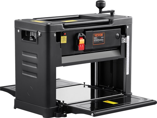 Zwarte VEVOR schaafmachine met inklapbare invoer- en uitvoertafels. Rode en gele noodstopknop.