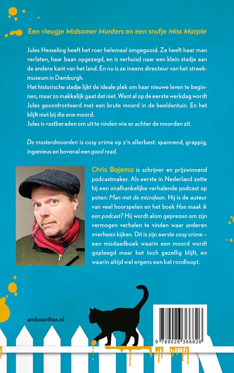Achterkant van het boek 'De mosterdmoorden' met een foto van Chris Bajema, tekst en een silhouet van een zwarte kat op een witte omheining.