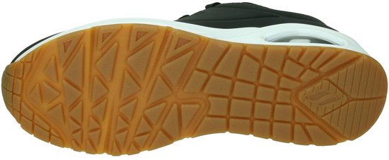 Onderkant van zwarte Skechers sneaker met witte zool en gumkleurige buitenzool met profiel.