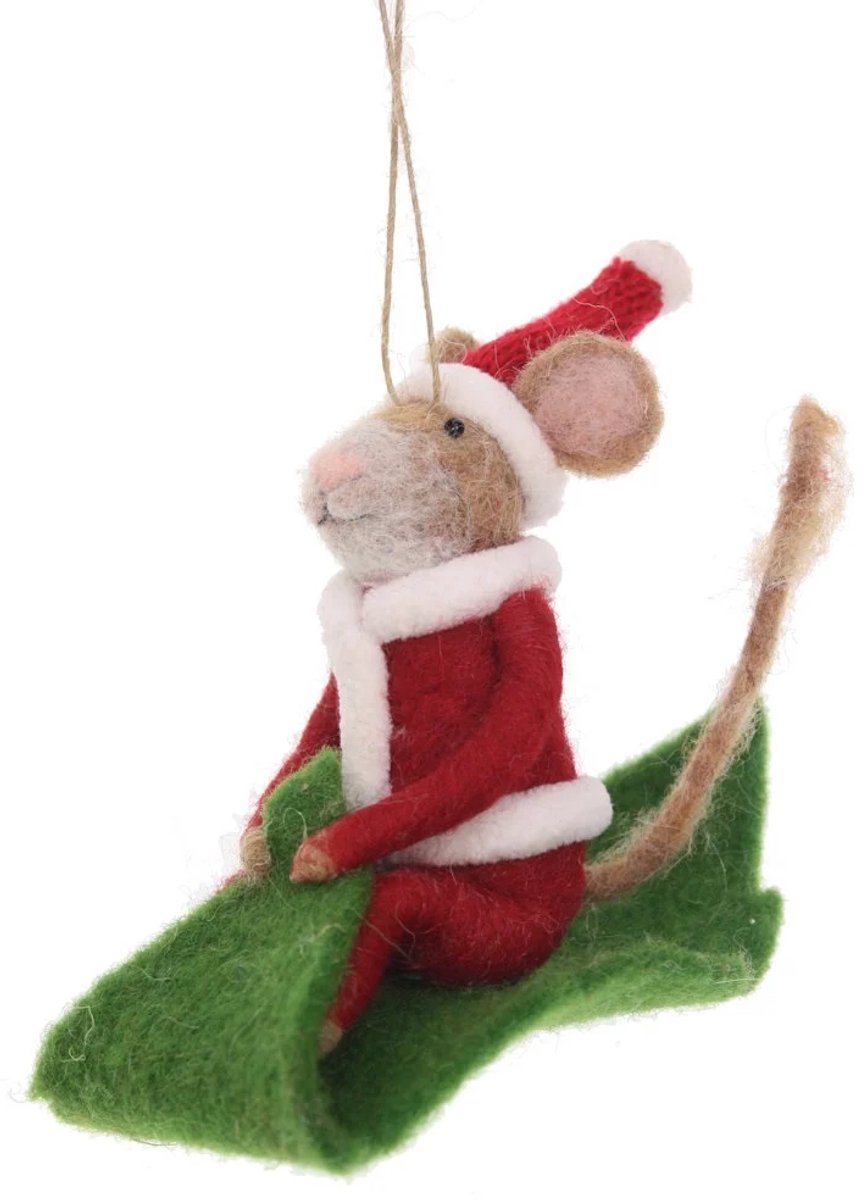 Muis in kerstpak op blad slee hangend vilt 8x13x10cm