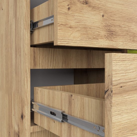 Close-up van de artisan eikenhouten lades met metalen rails.