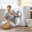 Een vrouw doet wasgoed in een wasmachine, 'Wasbaar op 60°C', 'Makkelijk in onderhoud'.