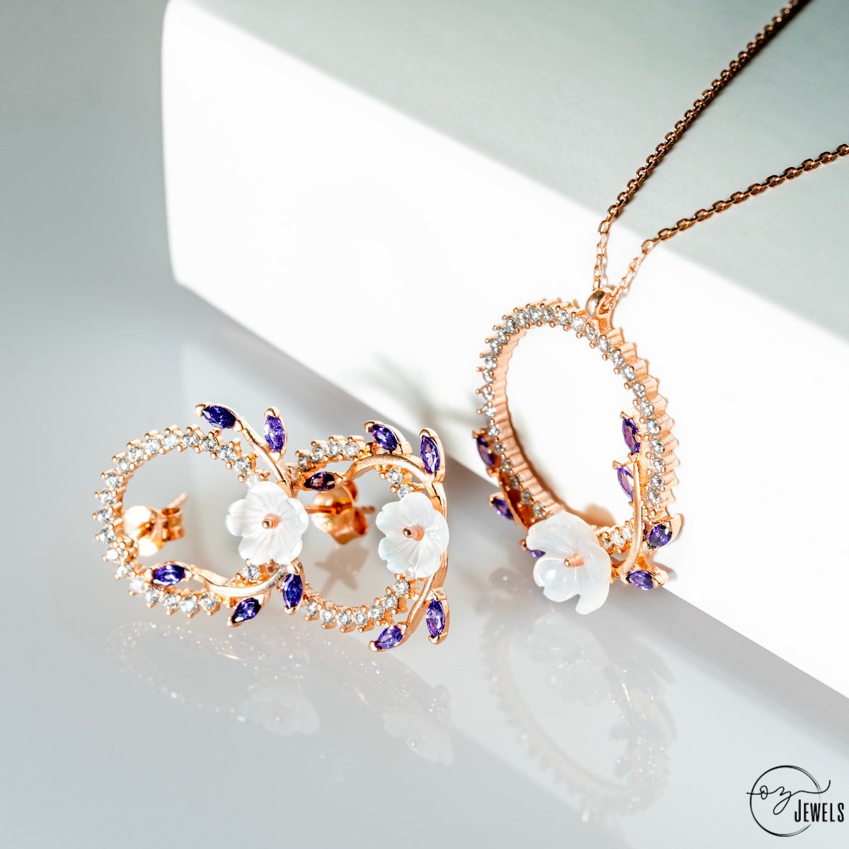 OZ Jewels Roségoud Gekleurde Zilveren Ketting- en Oorbellen set met Bloemenkroon Design Versierd met Synthetische Amethist - Accessories - Liefdes Sieraden Valentijnsdag - Geschenk - Moedersdag - Sieraden Dames - In Leuke Cadeauverpakking