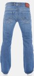 Achterkant van een spijkerbroek met bootcut pasvorm, medium blauwe denim met stonewash effect, twee achterzakken met sierstiksels.