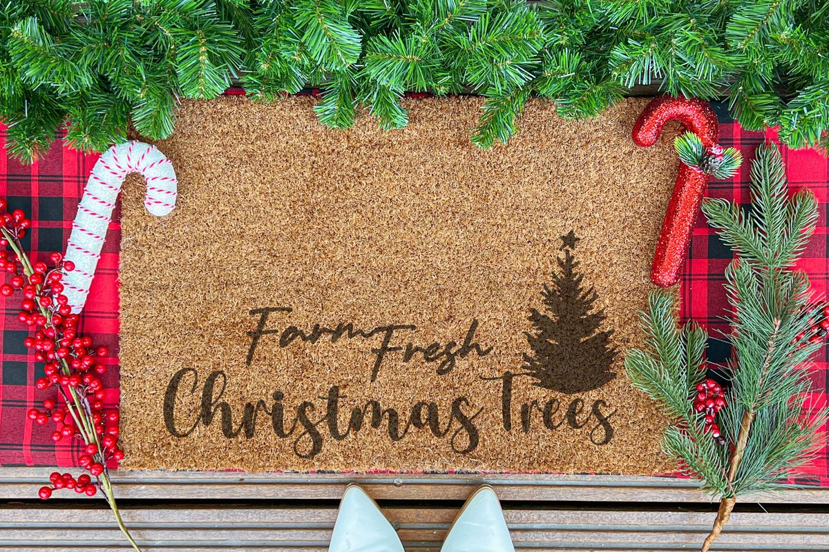 Farm Fresh Christmas Trees | 60x40 cm | Nieuwe huis cadeau | Ingangsmat | Deurmat met stijl | Verhuizing cadeau | Praktisch & trendy | Perfect voor binnenkomst | Cadeau voor nieuwe woning