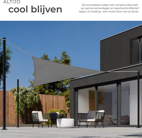 Grijs zonnedoek gespannen tussen palen boven een terras met tuinmeubelen.