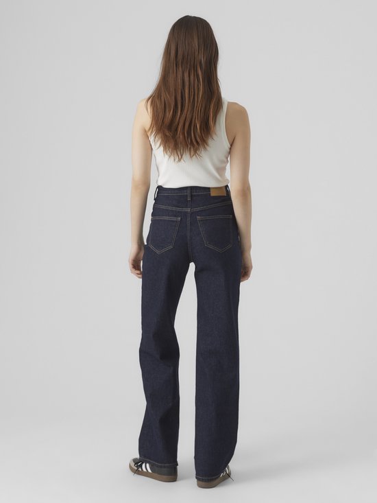 Model van achteren gezien, met wijde jeans in donker denim.