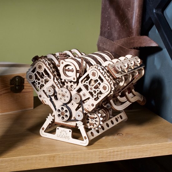 Houten V8-motor model met complexe mechanica, op een houten plank.