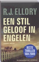 Boekcover: R.J. Ellory - Een stil geloof in engelen. Titel in grote letters, met huisjes en een hek op de achtergrond. Blauw label met "Beste thriller van 2009".