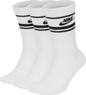 Drie witte sokken met twee zwarte strepen en een zwart Nike logo.