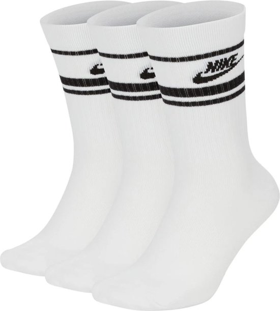 Drie witte sokken met twee zwarte strepen en een zwart Nike logo.