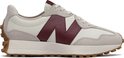 Witte New Balance 327 sneaker met bordeauxrode 'N' en beige suède.