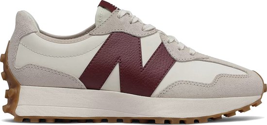 Witte New Balance 327 sneaker met bordeauxrode 'N' en beige suède.