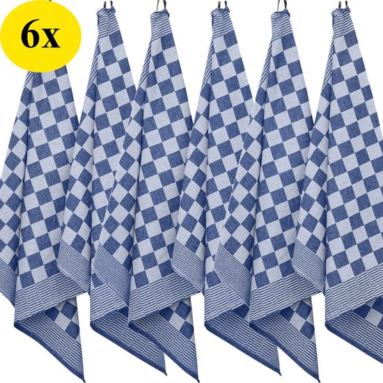 Set van 6 blauw-witte theedoeken met blokjespatroon, opgehangen aan haken.