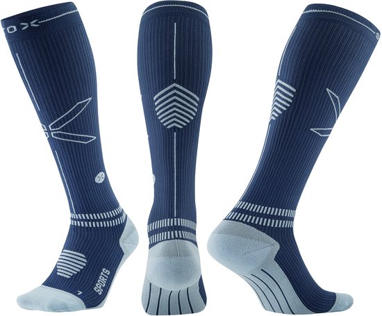 Trois chaussettes de sport bleu marine avec des motifs blancs et un talon et des orteils bleu clair. Le mot 'SPORTS' est sur la cheville.