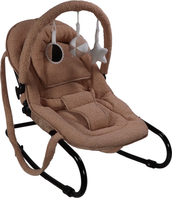 Bruine teddy wipstoel met gebogen zwarte poten en speelboog met speelgoed.