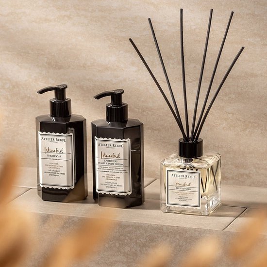 Atelier Rebul Istanbul - Hand & Body Lotion (400ml) - Natuurlijk - Houtige & Kruidige Geur - Hydraterend - Voor Alle Huidtypes