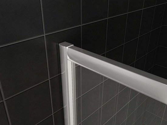 Gros plan sur un profil métallique argenté sur le côté d'une porte de douche en verre.