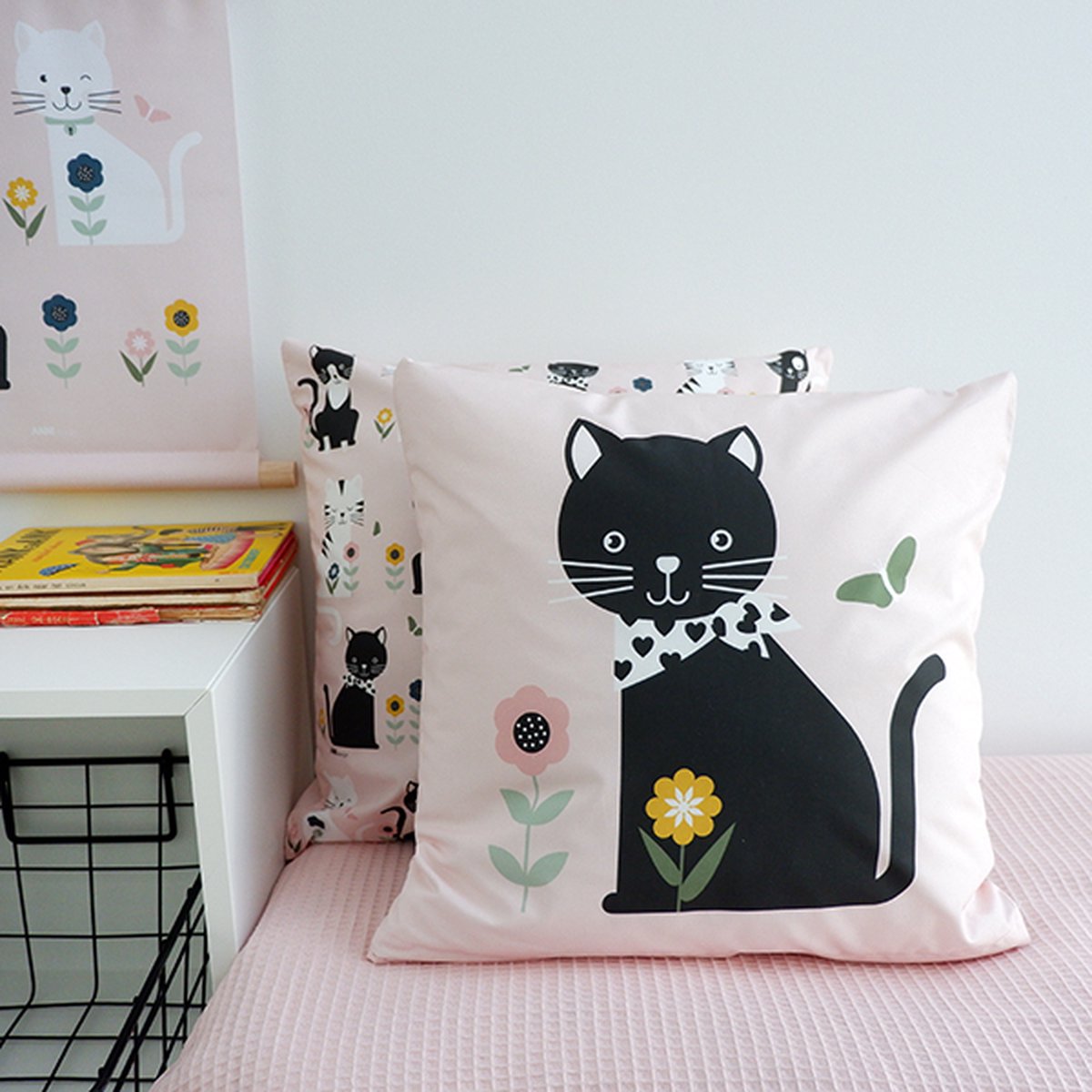 Sierkussen Poesje zwart 40x40 tweezijdig roze met rits inclusief vulling voor kinderkamer