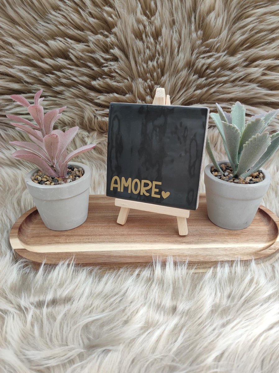 Robuust Wenstegeltje – Amore – Hip trendy tegeltje – Zwart Keramiek met Gouden Tekst – 10x10 cm – Stijlvolle Wanddecoratie – Cadeau voor Liefde, Valentijn of Jubileum – Luxe & Tijdloos Woonaccessoire – Trendy nu
