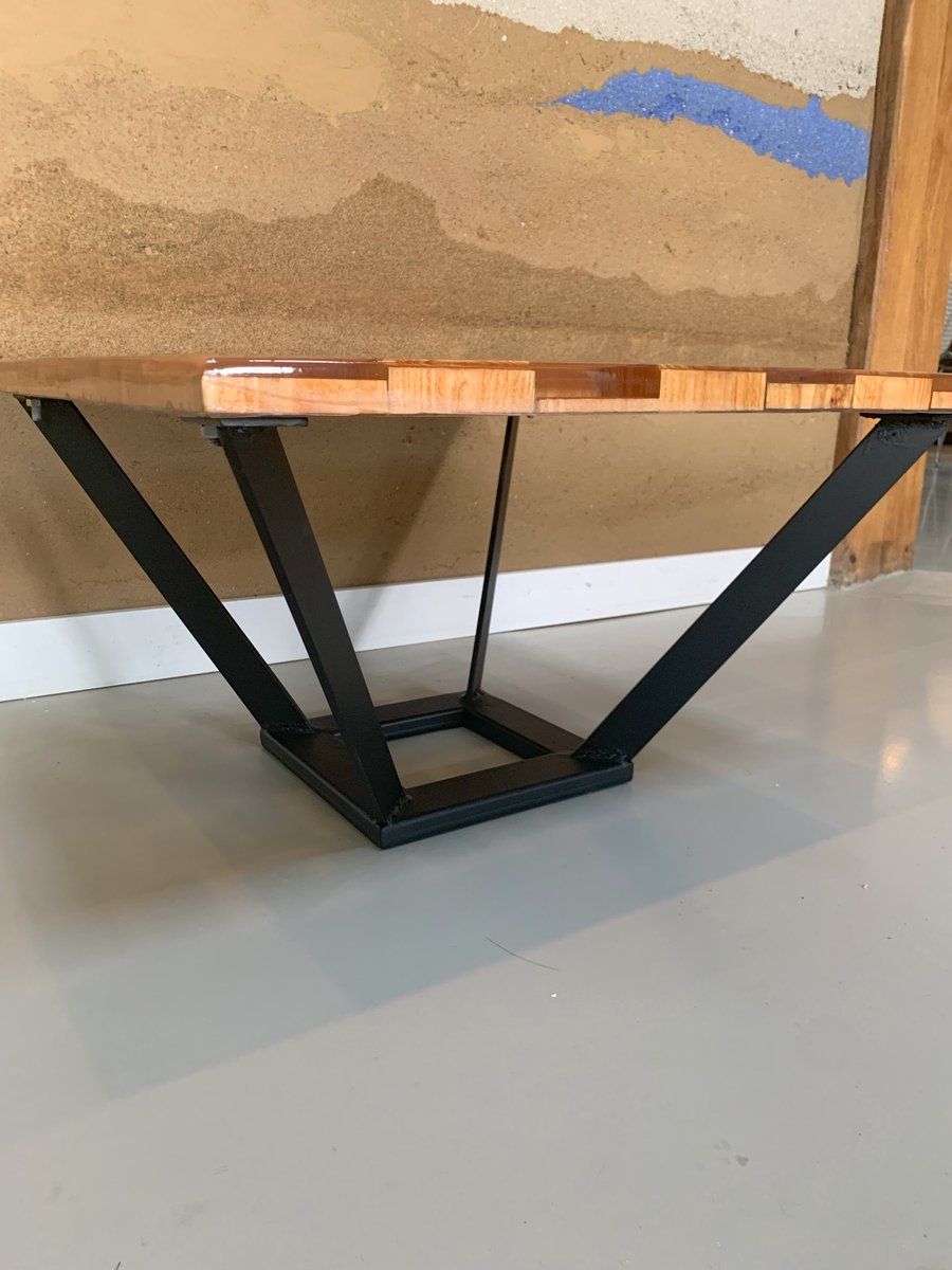salontafel - Douglas squares in transparante epoxy zwart stalen onderstel