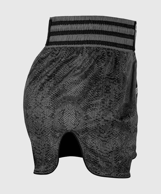 Zij-aanzicht van donkergrijze Muay Thai shorts voor dames met slangenprint en hoge split aan de zijkant.