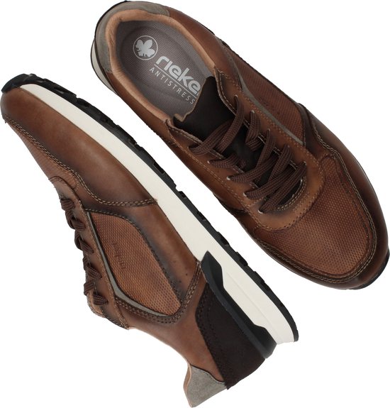 Bruine leren Rieker sneakers met vetersluiting, diagonale weergave van bovenaf.
