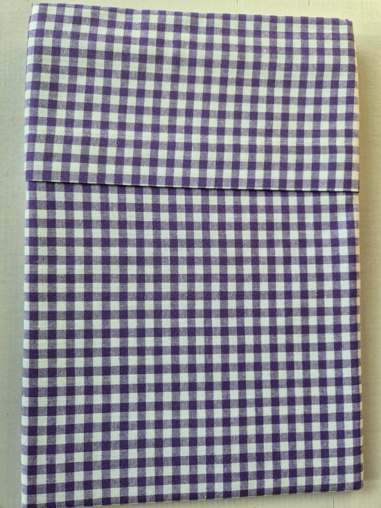 Paars en wit geruit ledikantlaken van 120x150 cm.