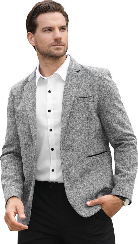 Model in een grijs gemêleerd colbert met een witte blouse en zwarte broek.