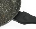 Detail van het zwarte, ergonomische handvat van een koekenpan met marmercoating.