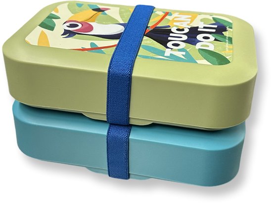 Boîtes à pain bleues et vertes empilées, avec des bandes élastiques. La boîte verte supérieure a une illustration de toucan.