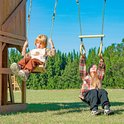 Kinderen genieten van de schommels en trapeze op een houten speeltoestel.
