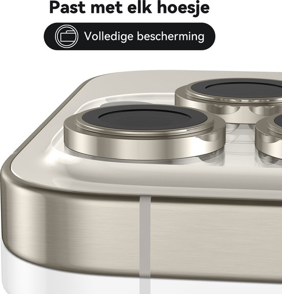 Close-up van de zilverkleurige rand van een champagnekleurige telefoon met cameralensbeschermers. "Past met elk hoesje"