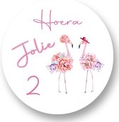 25x Flamingo Stickers Met Naam Leeftijd - Traktatiestickers - Verjaardag Flamingo - Roze - Gepersonaliseerd - Sluitstickers - Kinderfeest Traktatie - Uitdelen - Uitdeeltraktatie - Wensetiket - Rond - 40mm - Glossy sticker