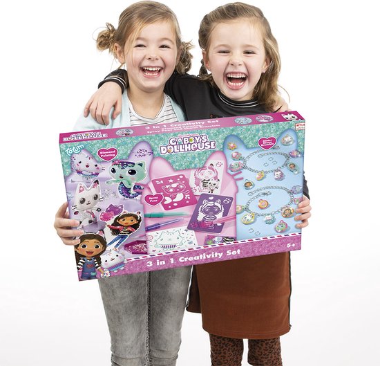 Twee lachende meisjes met een Gabby's Poppenhuis 3-in-1 creativiteitsset.
