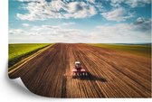 Fotobehang Luchtfoto Van Een Tractor In Een Veld