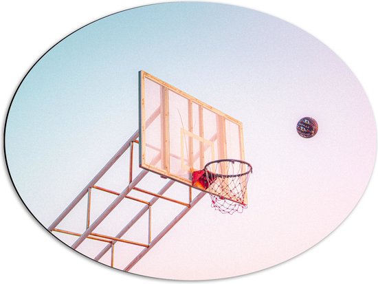 Dibond Ovaal - Bal Vallend in Basket onder Blauwe Lucht - 68x51 cm Foto op Ovaal (Met Ophangsysteem)